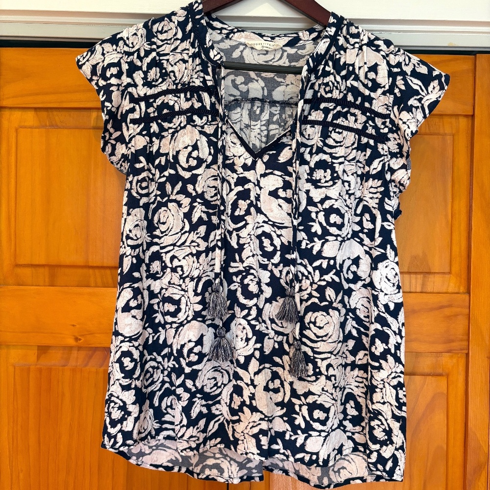 Love Stitch Navy Blue and Cream Sleeveless Ruffle Blouse Size Medium Floral